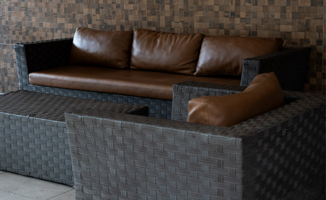Lounge com sofás de couro