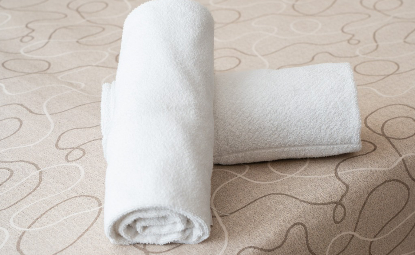 Toalhas brancas sobre a cama