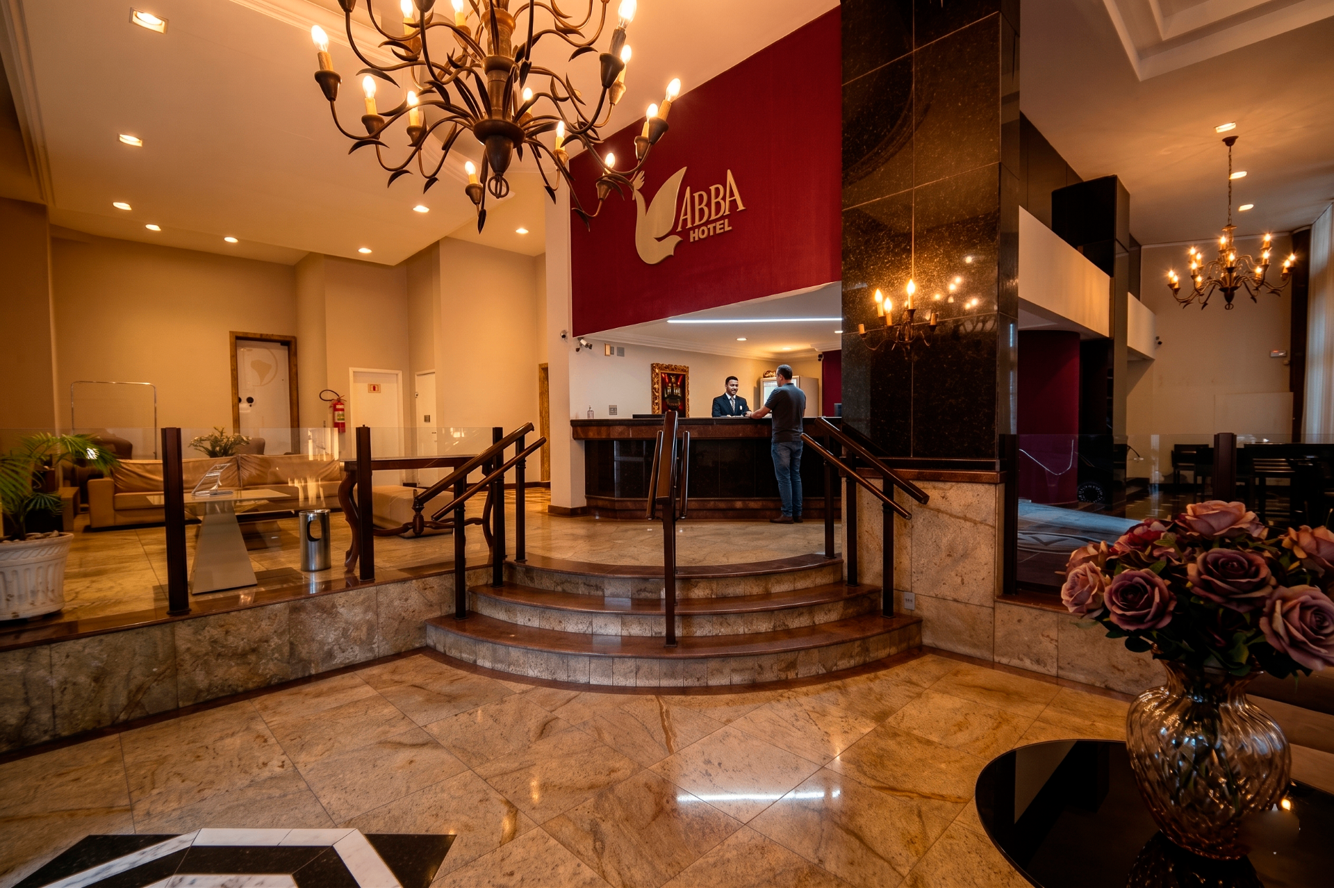 Lobby elegante do Abba Hotel